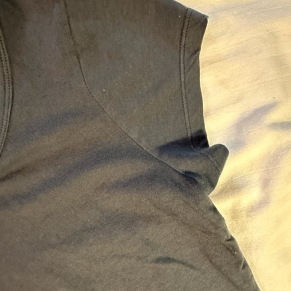 GAP Tee with Keyhole on Backside - Size M - NWT - Picture 5 of 9